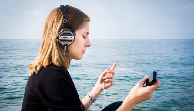 海で音楽を聴く女性