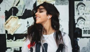 音楽を聴くスポーティーな女性