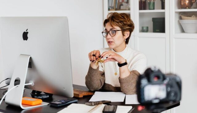 ペン型マウスを持ってパソコンで仕事をする女性