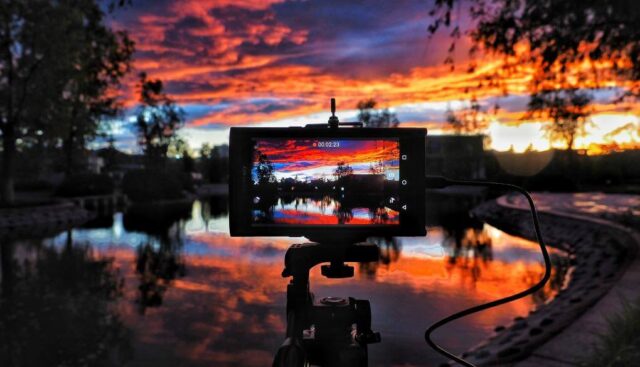 夕日を撮影するデジタルカメラ
