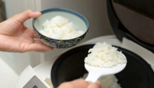 炊飯器からお茶碗にご飯をいれる様子