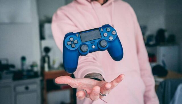 青のゲームコントローラー