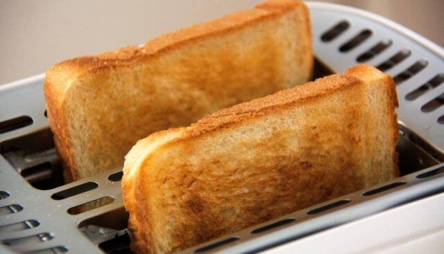 トースターで焼いている2枚の食パン