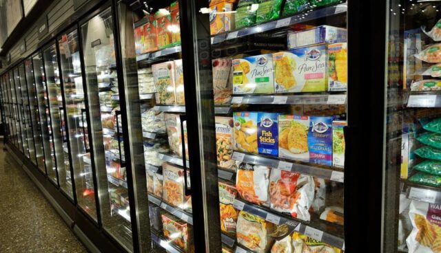 スーパーの冷凍庫食品