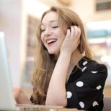 パソコンを使う笑顔の女性