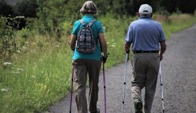 散歩する高齢の夫婦