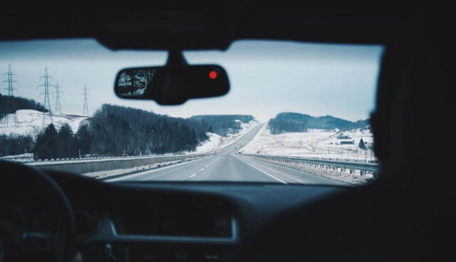 冬の山で運転
