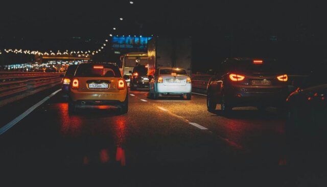 夜の車渋滞とヘッドライト