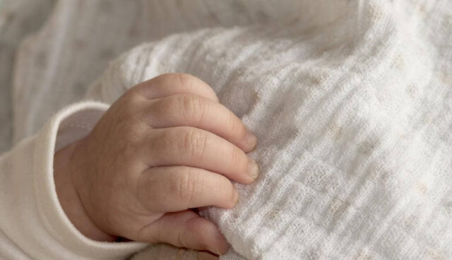 赤ちゃんの手とブランケット