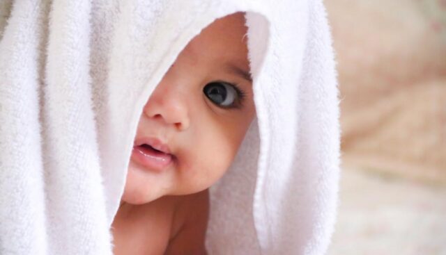 お風呂上りにタオルをかける赤ちゃん