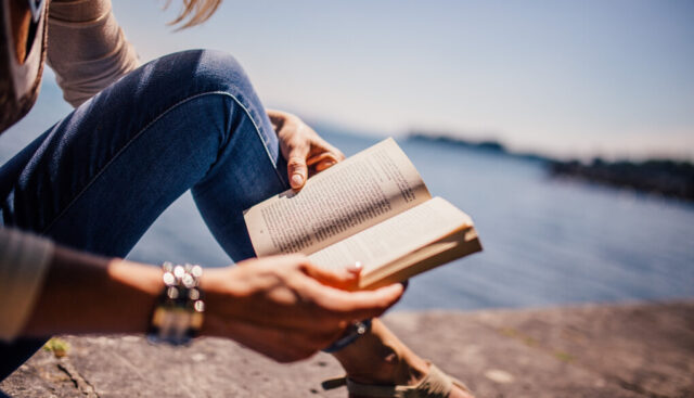海の傍で本を読む人