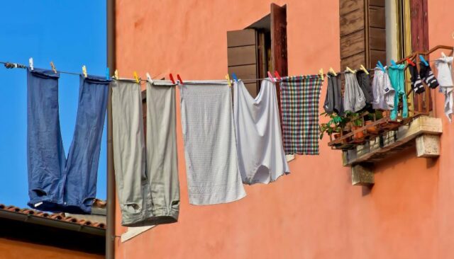 晴れた日の外の洗濯