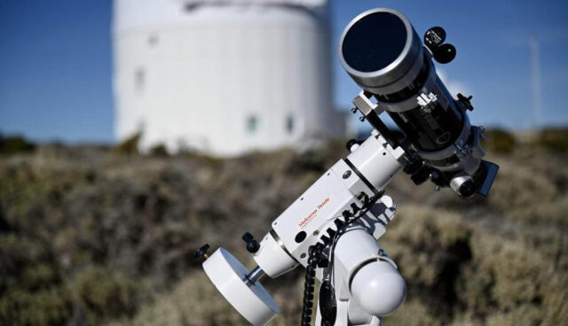 野外での天体望遠鏡