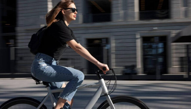 街を自転車で走る女性