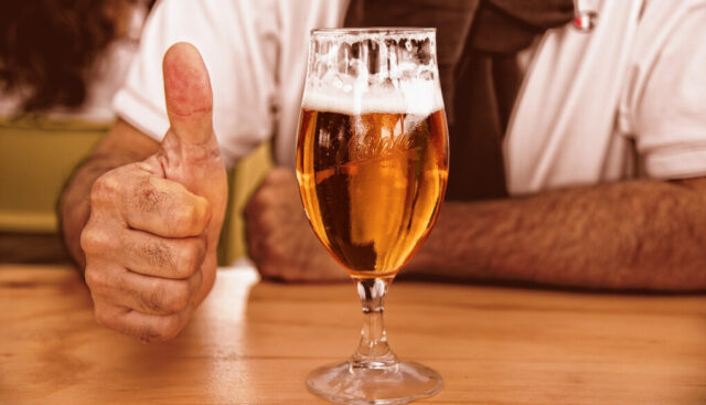 ビールと親指を立てる人