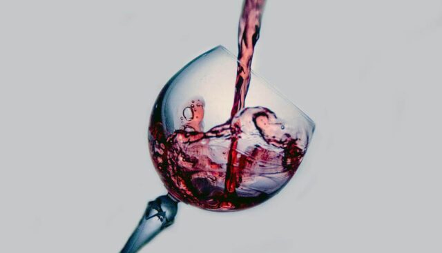 グラスに注がれる赤ワイン