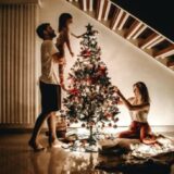 家族でクリスマスを祝う