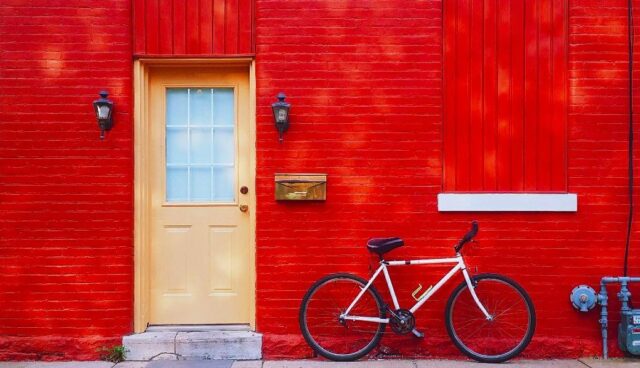 赤の壁と白のバイク