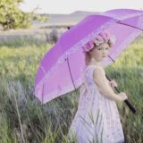 紫の傘をさす女の子