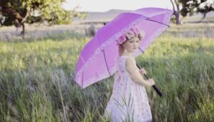 紫の傘をさす女の子