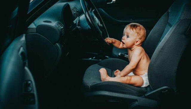 運転席にいる赤ちゃん