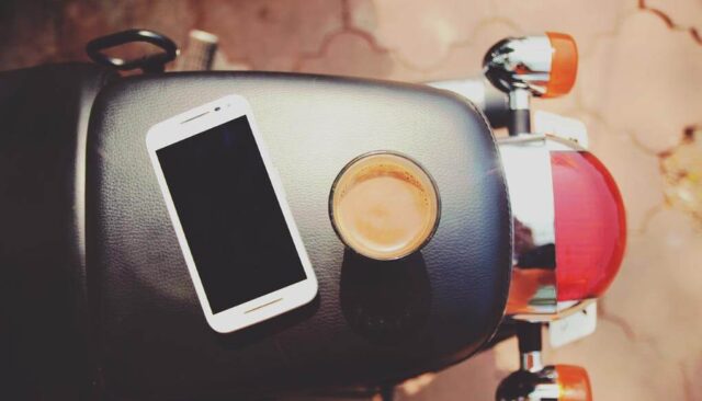 バイクの椅子にスマホとコーヒー