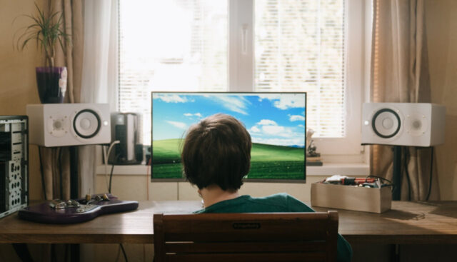 パソコンでゲームをしている男性