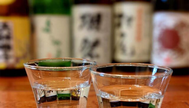 日本酒の酒瓶とグラス