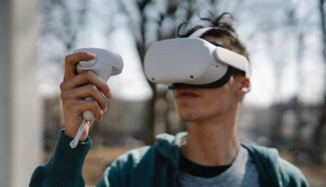VRコントローラーを使って散歩している男性