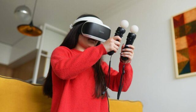 VRコントローラーを使ってゲームしている女性
