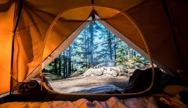 キャンプでテントで寝る