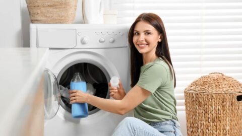 ドラム式洗濯機で選択する女性
