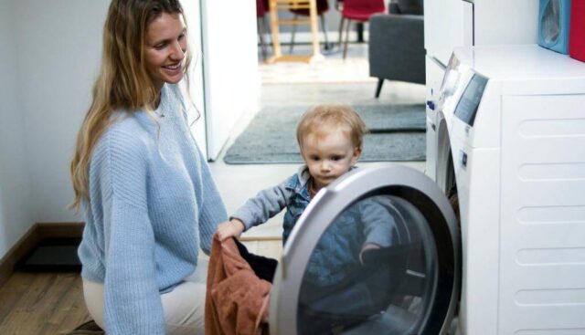 ドラム式洗濯機のまわりで遊ぶ子供