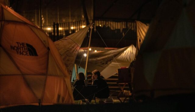 キャンプのテント設営場