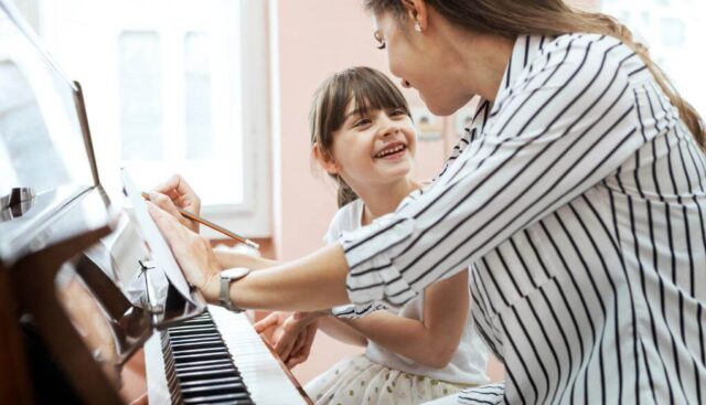 親子でピアノを弾いている